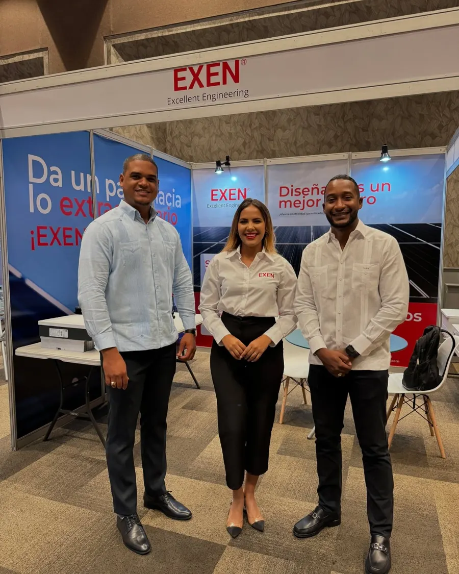 Integrantes del equipo de EXEN en su stand de exhibición