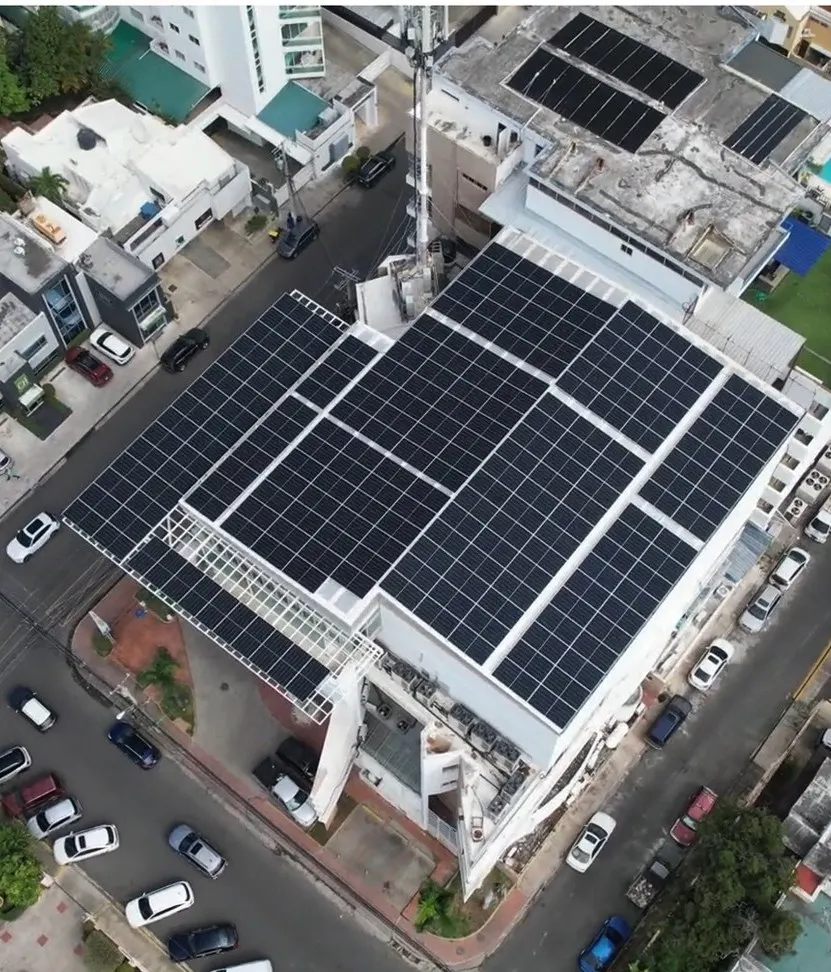 Edificio comercial con sistema solar en el techo instalado por EXEN