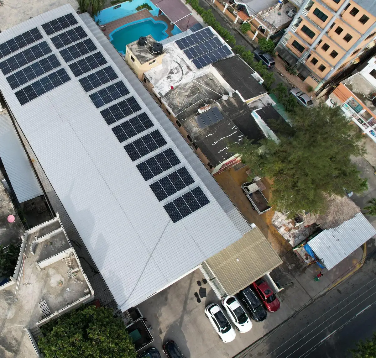 Vista aérea de paneles solares instalados por EXEN sobre un techo comercial en Santo Domingo