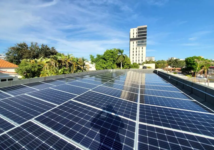 Techo con paneles solares instalados por EXEN en Santo Domingo