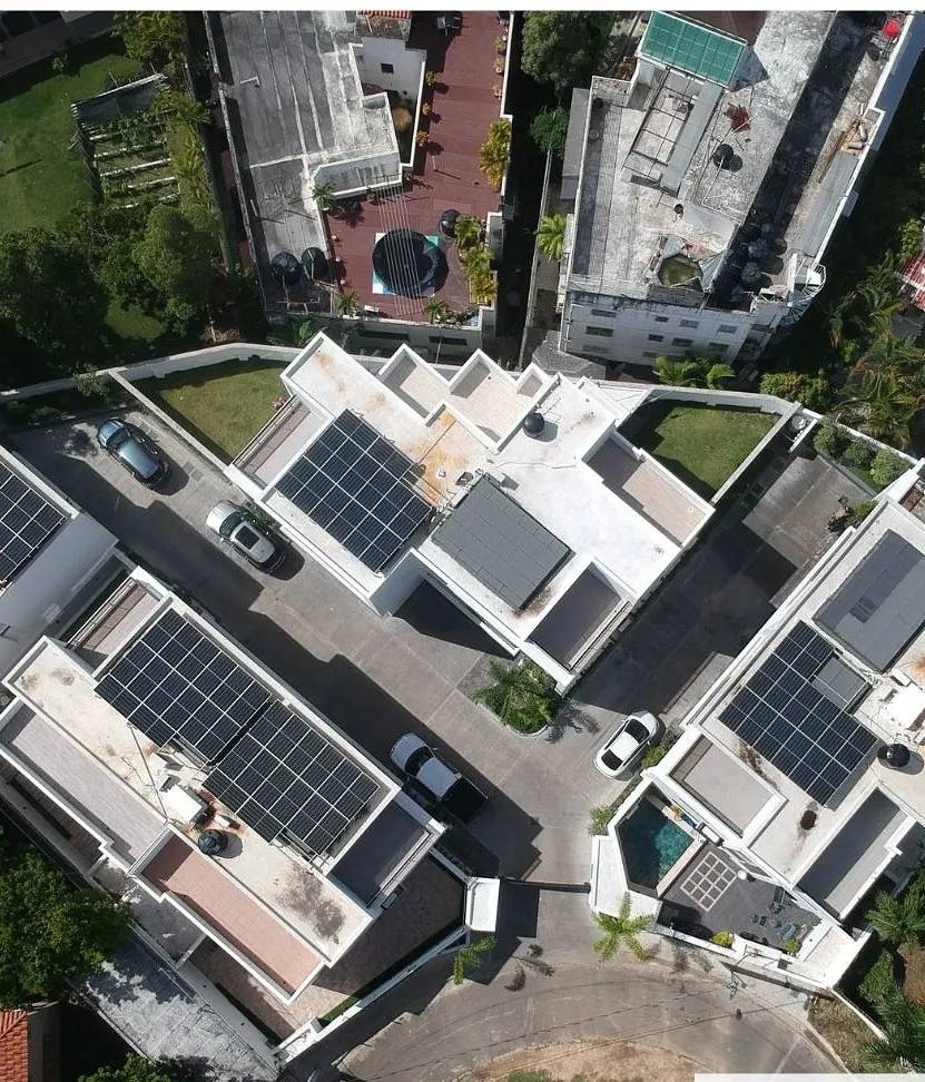 Vista aérea de villas con paneles solares instalados por EXEN